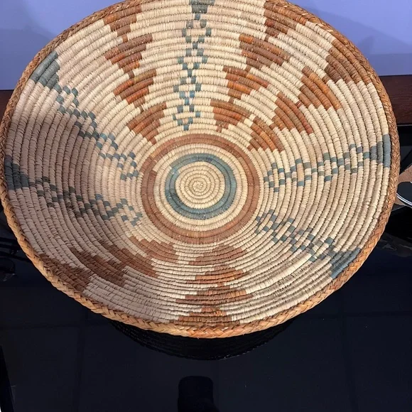 Authentic basket from acomita Pueblo and artisan made plaque from Navajo nation - Picture 3 of 5